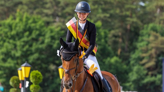 Julia Krajewski gewinnt mit Ero de Cantraie in Luhmühlen die deutsche Meisterschaft. © IMAGO / Stefan Lafrentz 