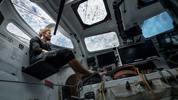 Skipper Will Harris sitzt an Bord der Malizia. © Antoine Auriol Foto: Antoine Auriol