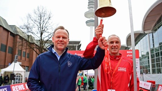 Senator Andy Grote (SPD/l.) und Haspa-Vorstand Jürgen Marquardt läuten die Startglocke © Witters 