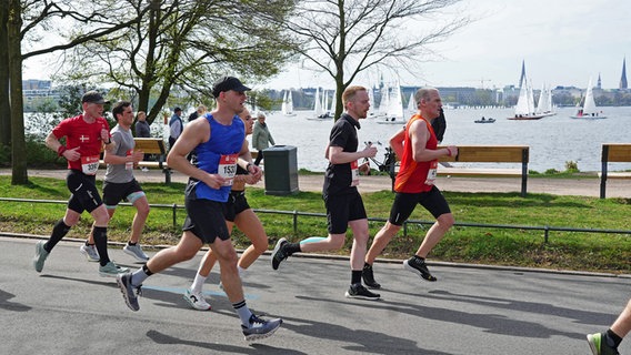 Marathon-Läufer an der Hamburger Außenalster © Witters 