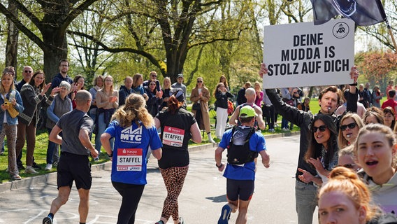 Marathon-Läufer in Hamburg © Witters 