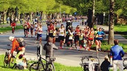 Läufer des Hannover-Marathons etwa fünf Minuten nach dem Start an der Löwen Bastion. © IMAGO / Rust 