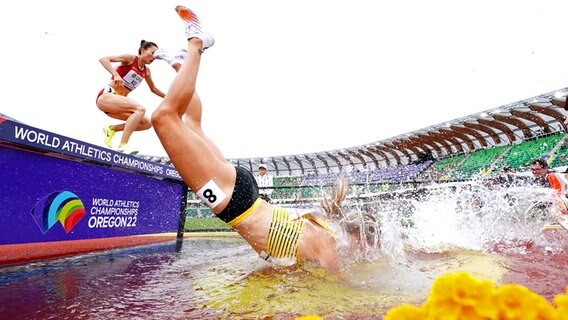 Lea Meyer stürzt bei der Leichtathletik-WM in den Wassergraben © picture alliance/dpa/PA Wire | Martin Rickett 