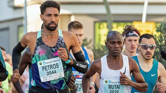 Amanal Petros (l.) © picture alliance / BEAUTIFUL SPORTS/Meurer | BEAUTIFUL SPORTS/Meurer 