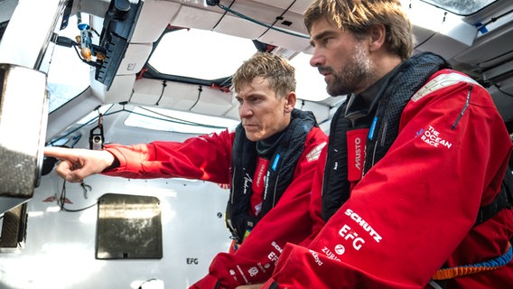 Boris Herrmann (r.) und Will Harris an Bord der Malizia - Seaexplorer © Team Malizia / Antoine Auriol 