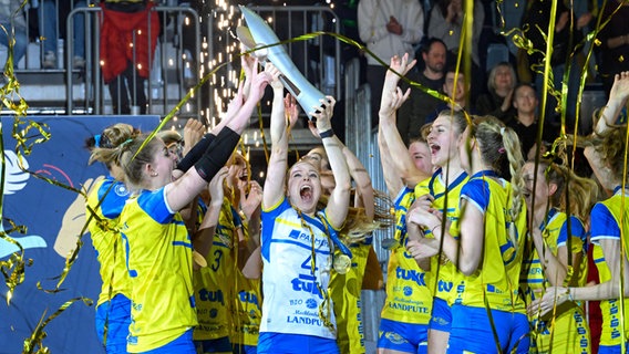 Die Schweriner Volleyballerinnen feiern den Pokalsieg © IMAGO / Sports Press Photo 