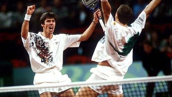 Michael Stich (l.) und Patrik Kühnen jubeln beim Davis-Cup-Finale 1993 in Düsseldorf. Deutschland schlägt Australien 4:1. © picture-alliance / Rolf Kosecki 