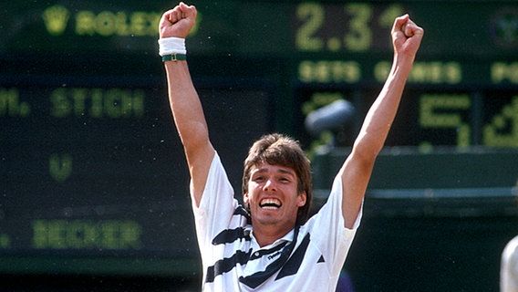 Michael Stich bejubelt 1991 seinen Wimbledon-Triumph. © picture-alliance / Rolf Kosecki 