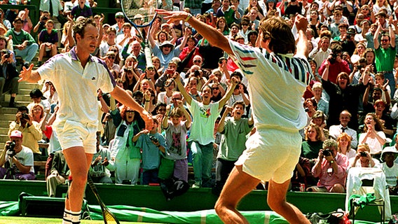 John McEnroe (l.) und Michael Stich bejubeln 1992 ihren Wimbledon-Sieg in der Doppel-Konkurrenz. © dpa 