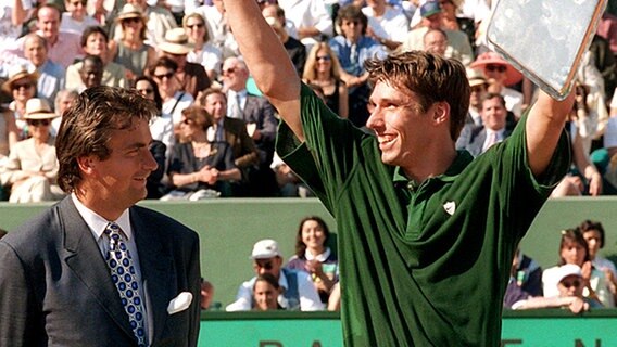 Michael Stich bejubelt 1996 Platz zwei bei den French Open © dpa 