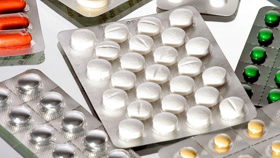Eine Auswahl an Tabletten. © picture-alliance/ dpa/dpaweb Foto: Heiko Wolfraum