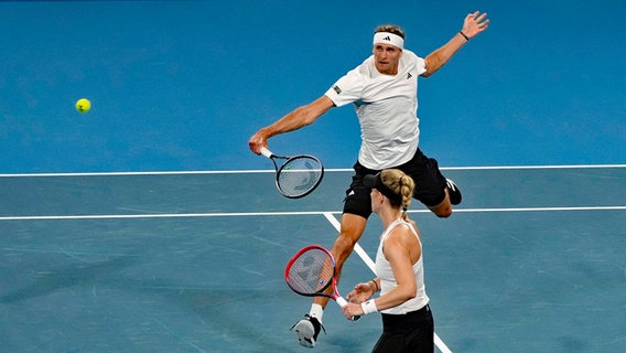 Die Tennisprofis Alexander Zverev und Angelique Kerber beim United Cup © picture alliance/dpa/AP Foto: Rick Rycroft