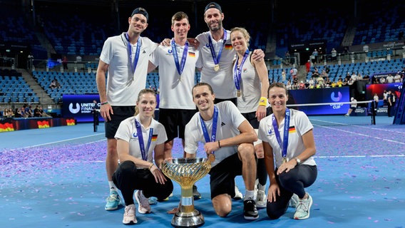 Das deutsche Tennis-Team mit dem Pokal des United Cups. © IMAGO / AAP 