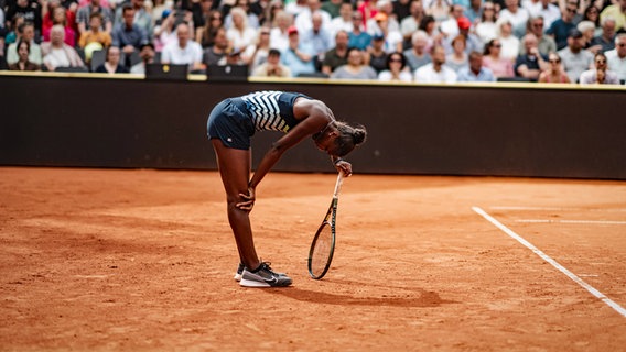 Tennisspielerin Noma Noha Akugue ist enttäuscht © IMAGO/Justus Stegemann 