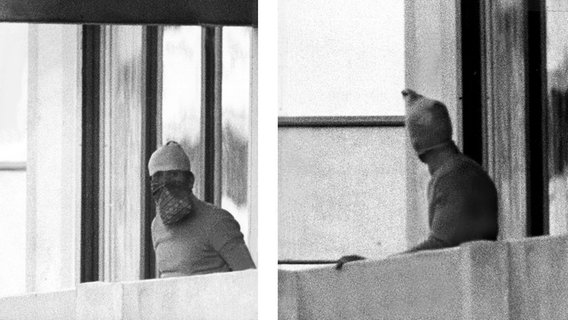 Zwei der Terroristen während der Olympischen Sommerspiele in München zeigen sich vermummt auf einem Balkon. © picture-alliance / dpa 