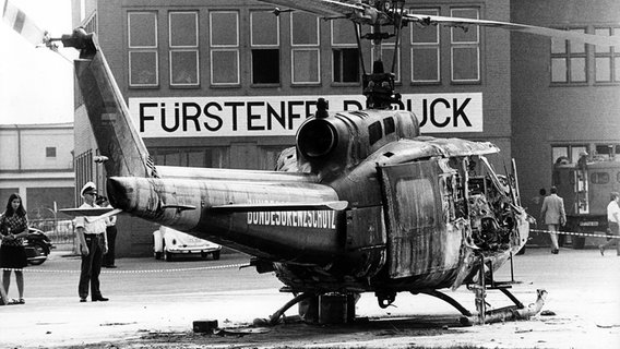 Auf dem Militärflughafen Fürstenfeldbruck steht am 6. September 1972 das Wrack eines Hubschraubers vom Bundesgrenzschutz. Auf dem Militärflughafen Fürstenfeldbruck steht am 6. September 1972 das Wrack eines Hubschraubers vom Bundesgrenzschutz. © picture alliance / Heinz-Jürgen Göttert Foto: Heinz-Jürgen Göttert