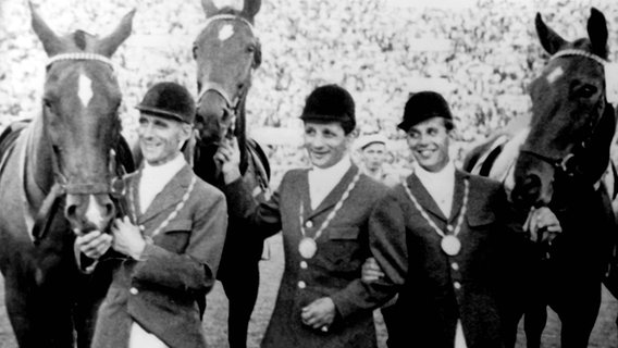 Die deutschen Springreiter Fritz Thiedemann, Hans Günter Winkler und Alwin Schockemöhle (v.l.) nach ihrem Olympiasieg 1960 in Rom © picture-alliance 