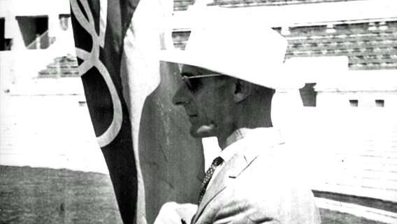 Der Springreiter Fritz Thiedemann trägt bei der Eröffnungsfeier der Olympischen Spiele 1960 in Rom die deutsche Fahne. © picture-alliance 