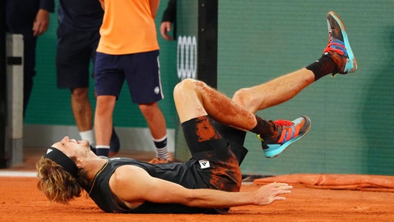 Tennisspieler Alexander Zverev liegt verletzt am Boden © IMAGO/Shutterstock Foto: Javier Garcia