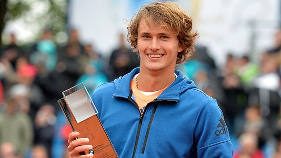 Alexander Zverev mit dem Münchner Pokal © dpa Foto: Angelika Warmuth