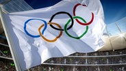 Die olympische Fahne weht in einer Sportarena (Bildmontage) © picture-alliance/ dpa/dpaweb, Fotolia Foto: DPPI-SIPA Millereau,  KB3