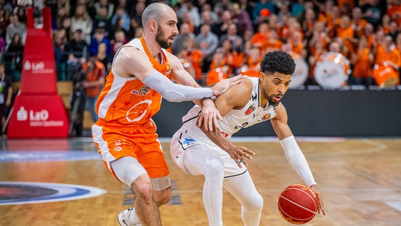 Vechtas Tommy Kuhse (l.) versucht Bambergs Zach Copeland vom Ball zu trennen. © IMAGO / Christian Becker 