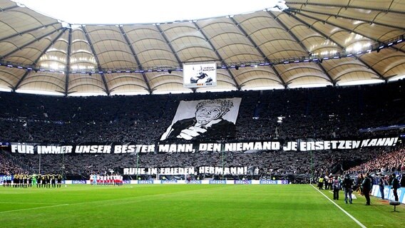 Trauer um Hermann Rieger beim Spiel Hamburger SV gegen Borussia Dortmund © picture alliance / Eibner-Pressefoto 