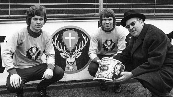 Jägermeisterchef Günter Mast (re.) mit einem künstlichen 1000 DM Schein neben Hans Jürgen Hellfritz (li.) und Eberhard Haun (beide Braunschweig) © IMAGO / Rust 