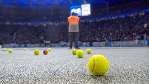 Fans protestieren gegen den potenziellen Investor der DFL mit Tennisbällen. © IMAGO /Matthias Koch 