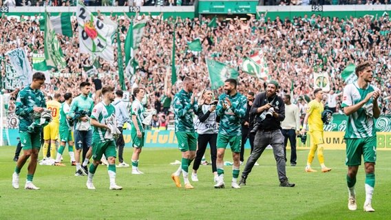 Die Spieler von Werder Bremen nach dem Spiel gegen Köln und dem gesicherten Klassenerhalt. © Imago / Eibner 