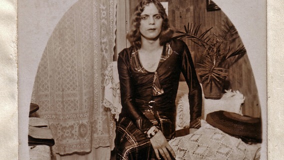Die Transsexuelle Liddy Bacroff, geboren als Heinrich Habitz, die in den 30er
Jahren in St. Pauli als Prostituierte arbeitete und 1943 im KZ ermordet wurde. Die Transsexuelle Liddy Bacroff, geboren als Heinrich Habitz, die in den 30er
Jahren in St. Pauli als Prostituierte arbeitete und 1943 im KZ ermordet wurde.