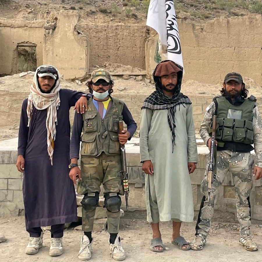Bewaffnete Männer der Taliban stehen nebeneinander © NDR Foto: Peter Hornung