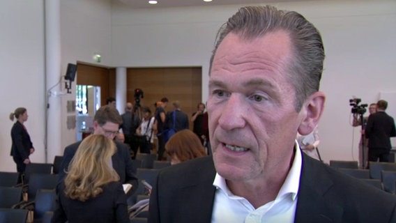 Mathias Döpfner (BDZV-Päsident) begrüßt den neuen Telemedienauftrag, der die Netzaktivitäten der öffentlich-rechtlichen Sender im Internet regelt. © NDR Foto: Screenshot