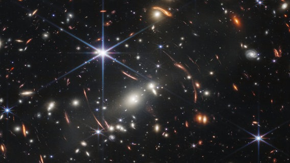 Die erste veröffentlichte Aufnahme des James Webb Teleskops zeigt den Galaxienhaufen SMACS 0723. © Space Telescope Science Institut/NASA/ESA/CSA/dpa 