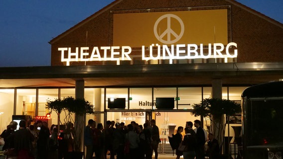 Ein Theatergebäude in der Nacht. © Violaine Kozycki Foto: Violaine Kozycki