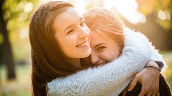 Zwei junge Frauen umarmen sich. © Fotolia.com Foto: Martinan