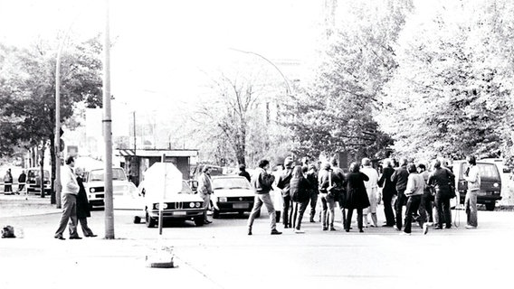 Journalisten bei der Ankunft von Udo Lindenberg am Grenzübergang Invalidenstraße am 25. Oktober 1983 © BStU 