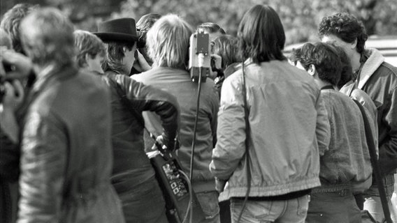 Udo Lindenberg mit Kamerateam am Grenzübergang Invalidenstraße am 25. Oktober 1983 © BStU 