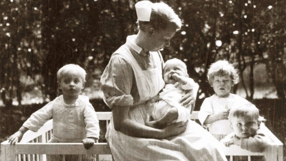 Eine Krankenschwester des UKE mit Kleinkindern um 1927 © UKE 