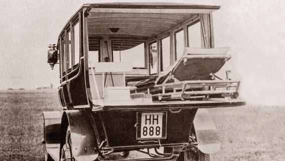 Der erste motorisierte Krankenwagen des UKE um 1907 © UKE 
