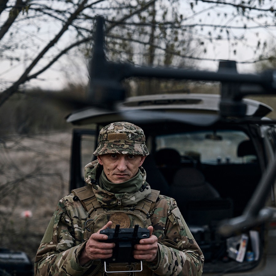 Ein ukrainischer Soldat startet eine Drohne im Gebiet der schwersten Gefechte. © picture alliance Foto: LIBKOS
