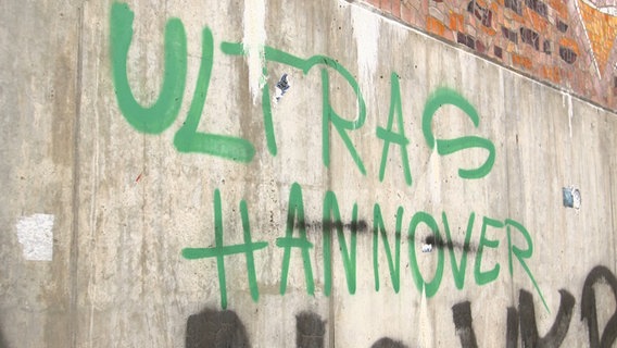 Ein "Ultras Hannover" Graffiti auf einer Mauer. © NDR 