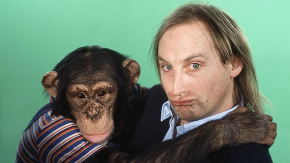 "Ronny's Pop Show" 1984 - Otto Waalkes mit Schimpanse Ronny. © picture-alliance 