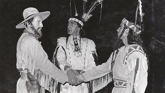 Hans Joachim Killburger als Old Shatterhand und Hans-Jürgen Stumpf als Winnetou bei den Winnetou-Festspielen 1952 in Bad Segeberg. © Karl-May-Spiele 