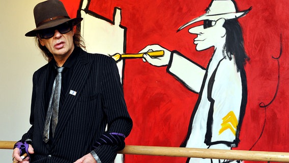 Udo Lindenberg steht im November 2010 vor einem seiner Bilder © picture alliance / dpa Foto: Patrick Pleul