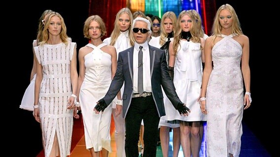 Karl Lagerfeld inmitten von Modells, die seine Kreationen tragen, bei bei einer Modenschau am 2. Oktober 2007 © dpa - Bildfunk Foto: Bruno Pellerin