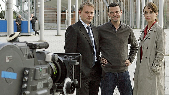 Regisseur Christian Petzold (M) steht mit den Hauptdarstellern Nina Hoss in der Rolle der Yella und Devid Striesow in der Rolle des Philipp am Mittwoch (07.06.2006) auf dem Expogelände in Hannover. © dpa-Report Foto: Patrick Lux