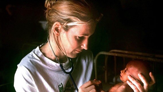 Maria Furtwängler untersucht im Jahre 2000 in den Slums der indischen Stadt Kalkutta ein Baby. © dpa-Fotoreport 