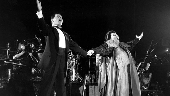 Freddie Mercury auf der Bühne mit der spanischen Opernsängerin Montserrat Caballé © imago / United Archives International 
