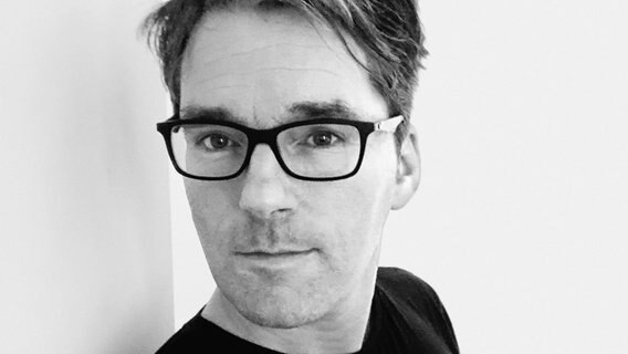 Oliver Wurm trägt eine schwarze Brille © Oliver Wurm Foto: Oliver Wurm